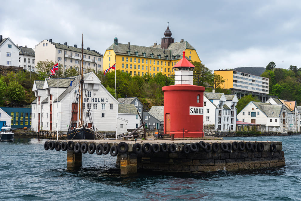 Faro Molja y puerto en Alesund